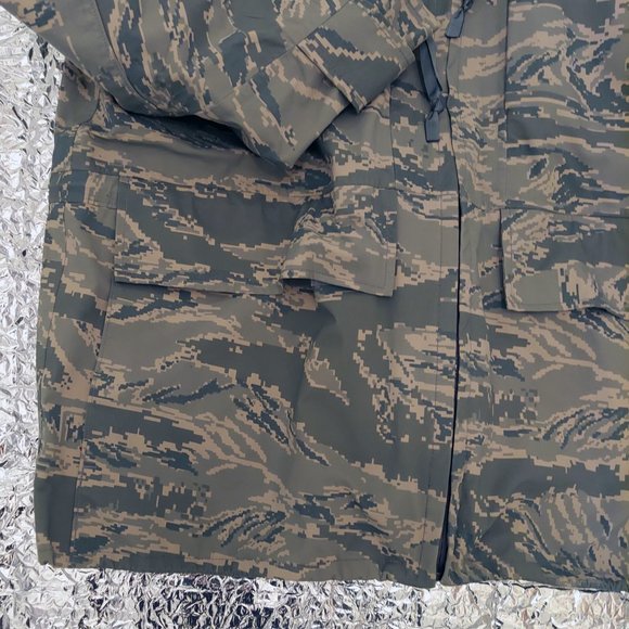 See video NUC USAF Tiger Stripe Parka/Shell Sz Large 8415-01-547-3536 - Picture 8 of 11